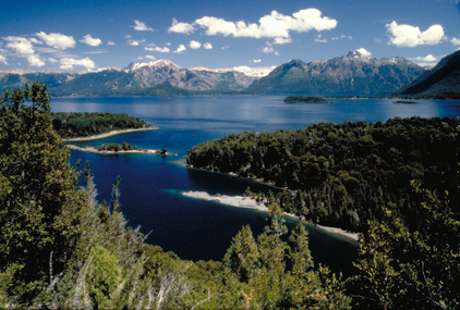 Eine herausfordernde Route führt entlang des Bergsees Bariloche