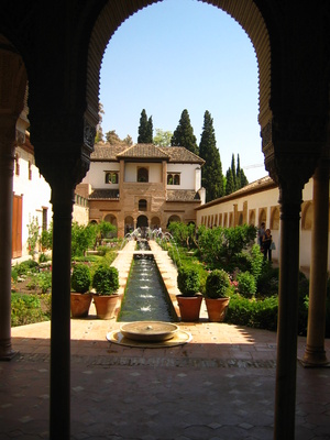 Alhambra Garten aus dem Palast heraus fotografiert