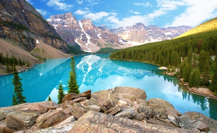 Kanada bietet eine faszinierende Natur, wie hier den Lake Moraine im Banff-Nationalpark, Alberta