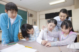 schüler bei gruppenarbeit