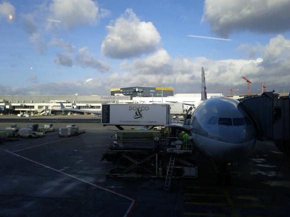 qatar flugzeug Flugzeug von Qatar Airlines nach Doha wird am Frankfurter Flughafen beladen